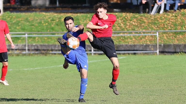 Hoch das Bein: Gianluca Del Do vom TV Haßfurt (rechts) ist hier beim 1:1 gegen den TV Jahn&nbsp; Schweinfurt etwas schneller am Ball als Mansour Bayat.&nbsp;