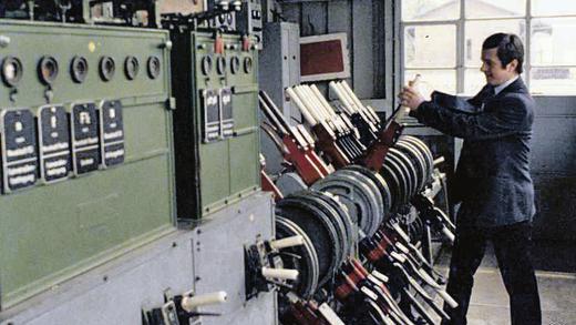 Das Stellwerk: Noch in den 90er Jahren bediente Adolf Kieslich die Apparatur im Münnerstädter Bahnhof. Das Stellwerk: Noch in den 90er Jahren bediente Adolf Kieslich die Apparatur im Münnerstädter Bahnhof.