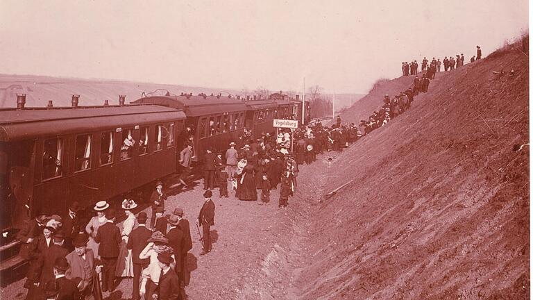 Eröffnungszug am damaligen Haltepunkt Vogelsburg (14. Februar 1909).