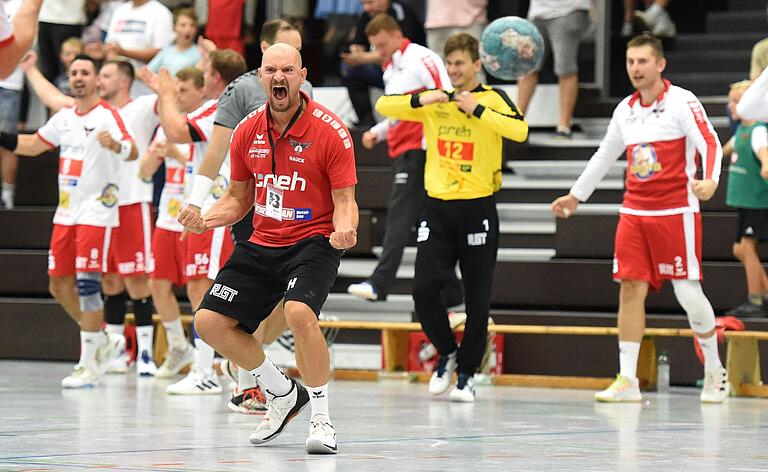 Setzt seiner Mannschaft für das letzte Saisonspiel am Sonntag gegen den MTV Stadeln ein hohes Ziel: Florian Hauck (vorne), Trainer des HSC Bad Neustadt.