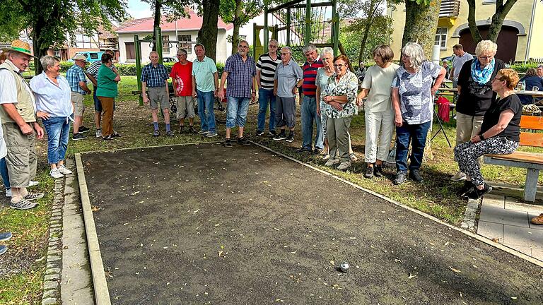 Auf dem Foto: Die Seniorinnen und Senioren spielen Boccia.