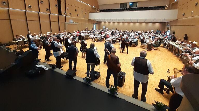 Voller Erfolg: die Seniorenveranstaltung der NES-Allianz in der Bad Neustädter Stadthalle. Voller Erfolg: die Seniorenveranstaltung der NES-Allianz in der Bad Neustädter Stadthalle.