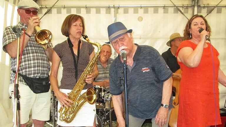 Die „Heroes of Jazz“ jammen was das Zeug hält (von links) Rainer und Birgit Nöth, Wolfgang Görner und Hilda Wischnewski. - Die „Heroes of Jazz“ jammen was das Zeug hält (von links) Rainer und Birgit Nöth, Wolfgang Görner und Hilda Wischnewski. Die „Heroes of Jazz“ jammen was das Zeug hält (von links) Rainer und Birgit Nöth, Wolfgang Görner und Hilda Wischnewski. - Die „Heroes of Jazz“ jammen was das Zeug hält (von links) Rainer und Birgit Nöth, Wolfgang Görner und Hilda Wischnewski.