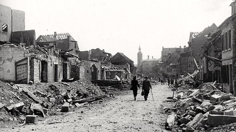 1945: Die Trümmer in der Wolfsgasse in Schweinfurt waren notdürftig zur Seite geräumt und ein Spaziergang zum Roßmarkt war wieder möglich. 1945: Die Trümmer in der Wolfsgasse in Schweinfurt waren notdürftig zur Seite geräumt und ein Spaziergang zum Roßmarkt war wieder möglich.