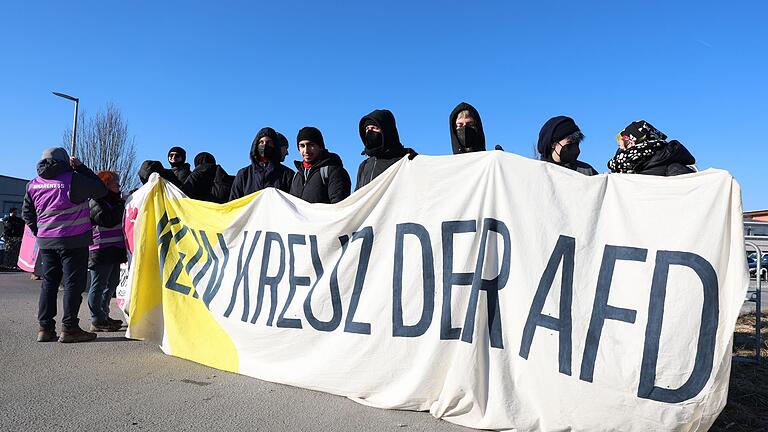 Politischer Aschermittwoch in Bayern - AfD - Demonstration       -  Etwa 200 Menschen protestierten laut Polizei gegen den politischen Aschermittwoch der AfD.