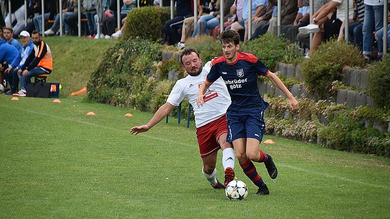 Christian Kunkel vom TSV Neuhütten-Wiesthal (links) versucht, Ramon Schmitt von der TG Höchberg den Ball abzuluchsen. Christian Kunkel vom TSV Neuhütten-Wiesthal (links) versucht, Ramon Schmitt von der TG Höchberg den Ball abzuluchsen.