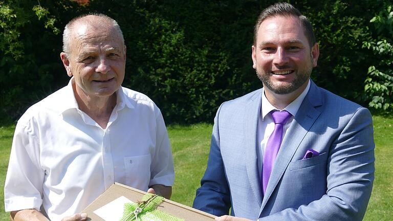 Alt-Bürgermeister Reinhold Kuhn (links) freute sich über die Gratulation seiner Nach-Nachfolgers Matthias Bielek zum 75. Geburtstag. Alt-Bürgermeister Reinhold Kuhn (links) freute sich über die Gratulation seiner Nach-Nachfolgers Matthias Bielek zum 75. Geburtstag.