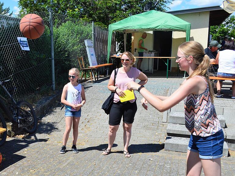 Auf dem Weg zum Korb: Auch die Möglichkeit, mit dem Basketball zu trainieren, gab es beim Fest des TSV Bad Königshofen. Auf dem Weg zum Korb: Auch die Möglichkeit, mit dem Basketball zu trainieren, gab es beim Fest des TSV Bad Königshofen.