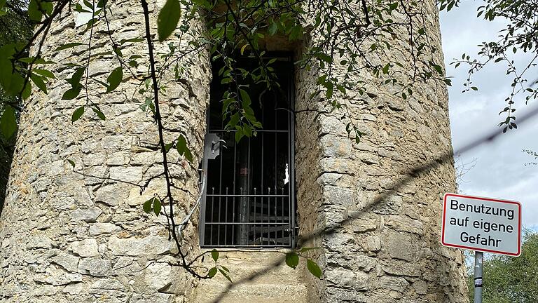 Der Eingang zum Turm ist seit Juli gesperrt. Die Benutzung, auch auf eigene Gefahr, also nicht möglich. Der Eingang zum Turm ist seit Juli gesperrt. Die Benutzung, auch auf eigene Gefahr, also nicht möglich.