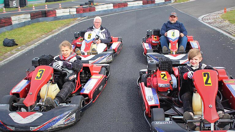 Nicht nur Konrad Haub, Oliver Mack, Tobias und Noel Mack (hinten von links an) vom MSVG Gerolzhofen warten auf den Start im Steigerwald-Motodrom. Nicht nur Konrad Haub, Oliver Mack, Tobias und Noel Mack (hinten von links an) vom MSVG Gerolzhofen warten auf den Start im Steigerwald-Motodrom.