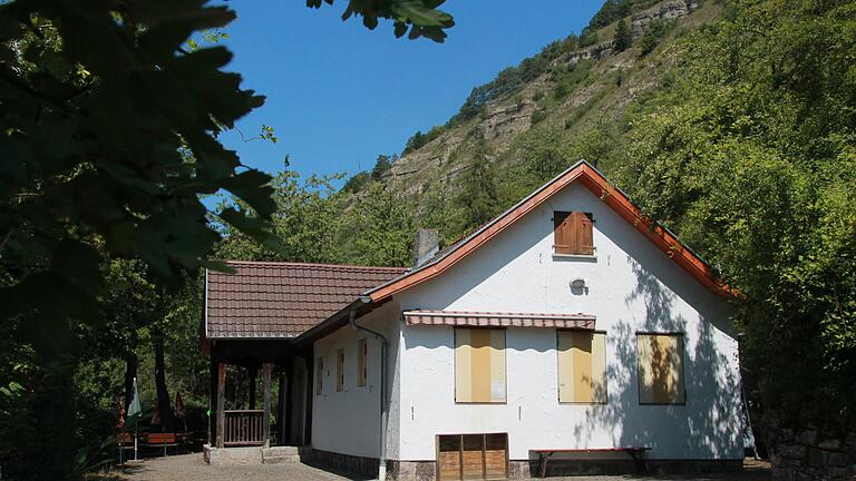 Die Falteshütte des Deutschen Alpenvereins am Kalbenstein ('Edelweiß') nördlich von Karlstadt Die Falteshütte des Deutschen Alpenvereins am Kalbenstein ('Edelweiß') nördlich von Karlstadt