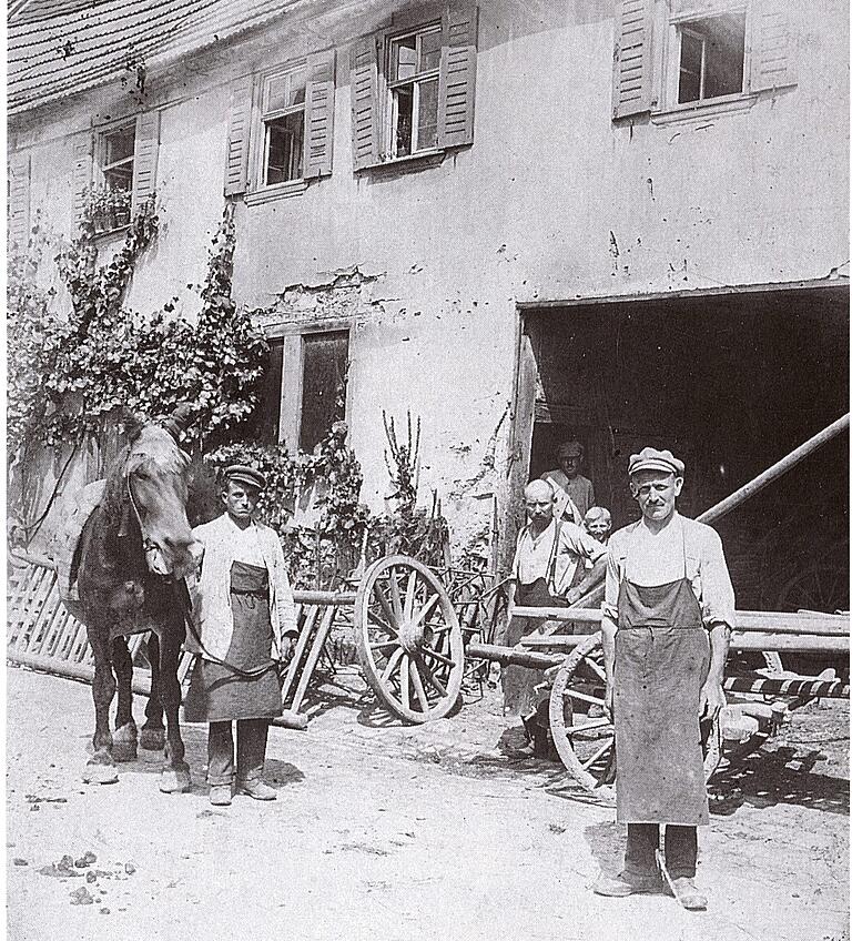 Die Schmiede von Martin Schäfer (im Hintergrund) in der Mittleren Gasse in Großrinderfeld in den Zwanziger Jahren.