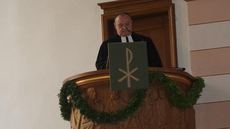 Pfarrer Reinhold Völler bei seiner letzten Predigt von der Kanzel. Pfarrer Reinhold Völler bei seiner letzten Predigt von der Kanzel.