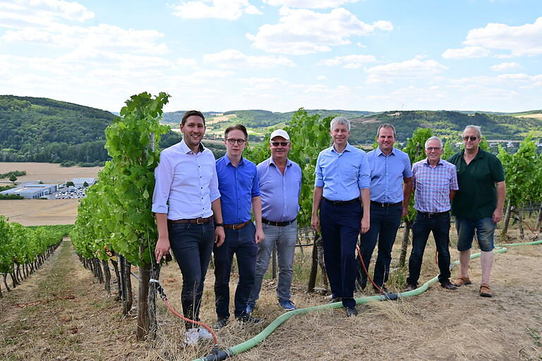 Im Weinberg oberhalb von Königshofen informierte sich MdB Steffen Bilger (vierter von links) über die Tröpfchenbewässerung vor allem bei jüngeren Reben. Mit im Bild: (von links) Marco Hess, Dominik Martin, Wolfgang Barth, Roland Zipf, Karl-Heinz Sack und Ulrich Stier. Im Weinberg oberhalb von Königshofen informierte sich MdB Steffen Bilger (vierter von links) über die Tröpfchenbewässerung vor allem bei jüngeren Reben. Mit im Bild: (von links) Marco Hess, Dominik Martin, Wolfgang Barth, Roland Zipf, Karl-Heinz Sack und Ulrich Stier.