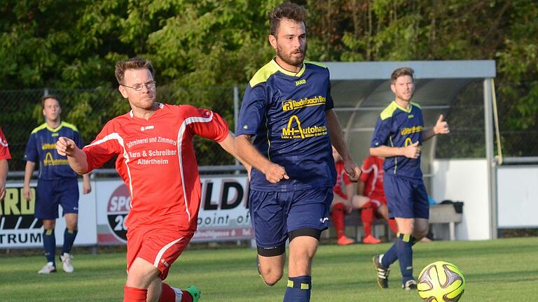 Ein Bild vom 26. August 2015: Der SV Unteraltertheim gastiert bei der SpVgg Waldzell/Ansbach/FC Roden - SV Unteraltertheim (links mit Patrick Steinbauer). Rechts für Unteraltertheim im Einsatz Tobias Geiger, der sich nun für eine 'Wiederbelebung' der Mannschaft engagiert. Ein Bild vom 26. August 2015: Der SV Unteraltertheim gastiert bei der SpVgg Waldzell/Ansbach/FC Roden - SV Unteraltertheim (links mit Patrick Steinbauer). Rechts für Unteraltertheim im Einsatz Tobias Geiger, der sich nun für eine 'Wiederbelebung' der Mannschaft engagiert.
