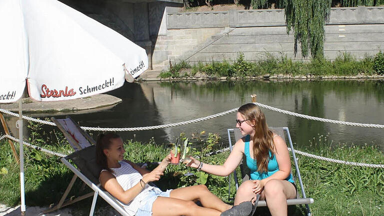 Mit einem kühlen Cocktail genießen Anastasia Tschernovol (links) und Laura Jacques (rechts) die Sonne am Stadtstrand. Foto: Sebastian Elsässer - Mit einem kühlen Cocktail genießen Anastasia Tschernovol (links) und Laura Jacques (rechts) die Sonne am Stadtstrand. Foto: Sebastian Elsässer Mit einem kühlen Cocktail genießen Anastasia Tschernovol (links) und Laura Jacques (rechts) die Sonne am Stadtstrand. Foto: Sebastian Elsässer - Mit einem kühlen Cocktail genießen Anastasia Tschernovol (links) und Laura Jacques (rechts) die Sonne am Stadtstrand. Foto: Sebastian Elsässer