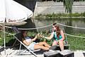Mit einem kühlen Cocktail genießen Anastasia Tschernovol (links) und Laura Jacques (rechts) die Sonne am Stadtstrand. Foto: Sebastian Elsässer       -  Mit einem kühlen Cocktail genießen Anastasia Tschernovol (links) und Laura Jacques (rechts) die Sonne am Stadtstrand. Foto: Sebastian Elsässer