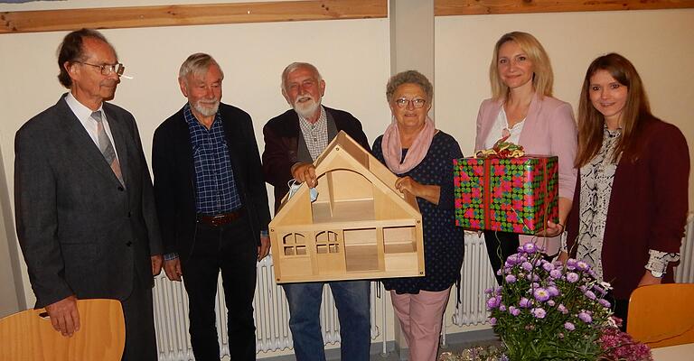 50 Jahre jung: Diakon Richard Pollak (Mitte) schenkt dem Kinderparadies St. Lioba im Pilziggrund ein Puppenhaus zum Jubiläum. Alois Höfling (links) und Ingrid Pollak (Dritte von rechts) berichteten vom ersten Arbeitstag am 6. September 1971. Olga Hilgenberg (rechts) leitet den Kindergarten seit 2020. Ihr zur Seite steht Carina Kohlmann als Stellvertreterin. Vorsitzender des Kindergartenvereins ist seit Januar 2020 Werner May (Zweiter von rechts). 50 Jahre jung: Diakon Richard Pollak (Mitte) schenkt dem Kinderparadies St. Lioba im Pilziggrund ein Puppenhaus zum Jubiläum. Alois Höfling (links) und Ingrid Pollak (Dritte von rechts) berichteten vom ersten Arbeitstag am 6. September 1971. Olga Hilgenberg (rechts) leitet den Kindergarten seit 2020. Ihr zur Seite steht Carina Kohlmann als Stellvertreterin. Vorsitzender des Kindergartenvereins ist seit Januar 2020 Werner May (Zweiter von rechts).