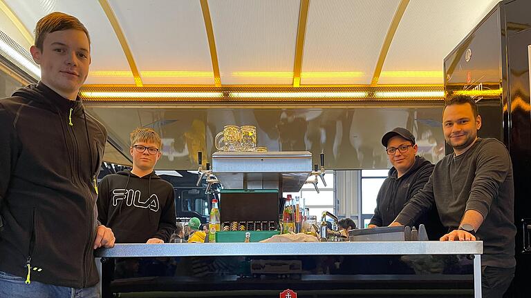 Ohne ehrenamtliche Helferinnen und Helfer wäre das 'Stadelhofener Truckertreffen' kaum durchführbar. Ohne ehrenamtliche Helferinnen und Helfer wäre das 'Stadelhofener Truckertreffen' kaum durchführbar.