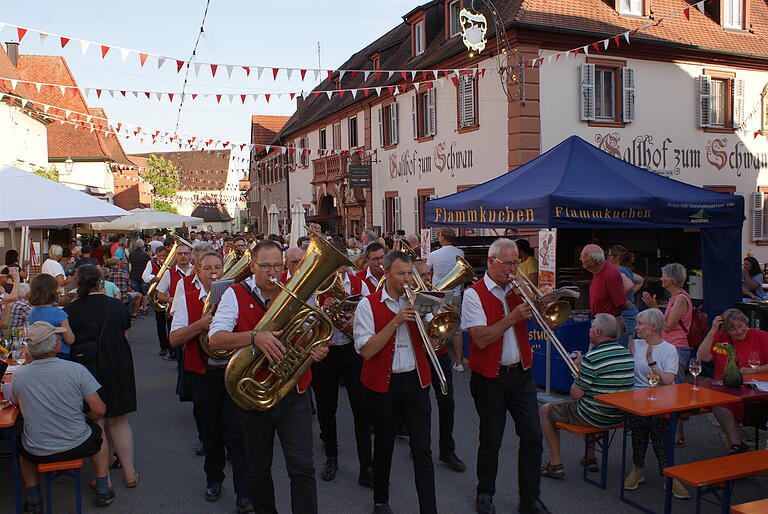 Begleitet beim Einzug auf das Weinfest wurde Weinprinzessin Anna-Lena Zehnter von der Sommeracher Musikkapelle und zahlreichen Ehrengästen.