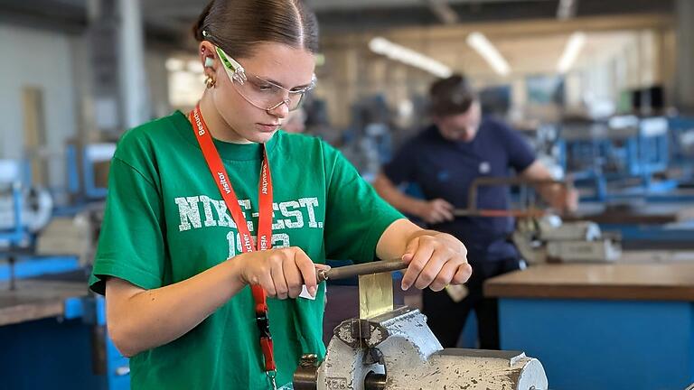 Myroslava (14) lernte den Beruf der Industriemechanikerin kennen. Sie durfte meißeln, biegen, entgraten, feilen und polieren.