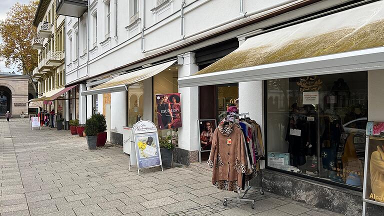 Die Geschäfte am Kurgarten haben teilweise Räumungsverkauf. - Die Geschäfte am Kurgarten haben teilweise Räumungsverkauf. Die Geschäfte am Kurgarten haben teilweise Räumungsverkauf. - Die Geschäfte am Kurgarten haben teilweise Räumungsverkauf.