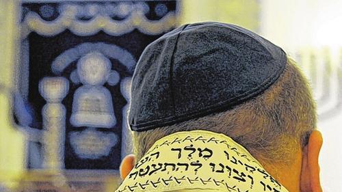 Versunken im Gebet: Ein Mann sitzt mit Kippa und Gebetsschal bekleidet in der Synagoge in Stuttgart (Archivbild von 2012). Das Kultusministerium hat die Israelitische Religionsgemeinschaft Baden aufgefordert, Zweifel an der Zahl ihrer Mitglieder auszuräumen.