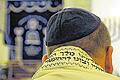 Versunken im Gebet: Ein Mann sitzt mit Kippa und Gebetsschal bekleidet in der Synagoge in Stuttgart (Archivbild von 2012). Das Kultusministerium hat die Israelitische Religionsgemeinschaft Baden aufgefordert, Zweifel an der Zahl ihrer Mitglieder auszuräumen.