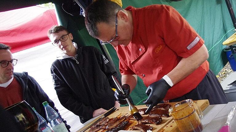 Dirk Poerschke mariniert die Spareribs.