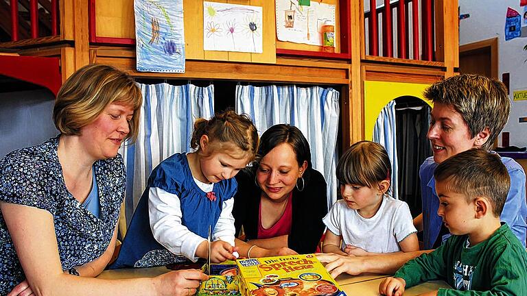 Bianca Kastner (links), Sabrina Piermaier (Mitte) und Petra Mühlfeld arbeiten in verschiedenen Kindertagesstätten in Haßfurt als sogenannte &bdquo;Sprachexpertinnen&ldquo; &ndash; vorerst bis Dezember 2014. Beim gemeinsamen Spielen mit (von rechts) Guliano, Melissa und Paula in der Kindertagesstätte Sankt Barbara hatten alle viel Spaß.