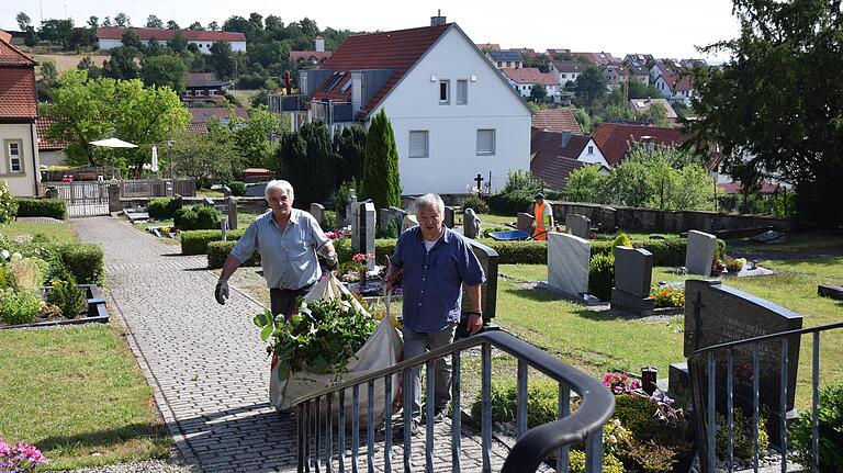 Sie schleppen den Strauchschnitt am Obbacher Friedhof weg: Heinz Fredrich (links) und Manfred Hußlein. Sie schleppen den Strauchschnitt am Obbacher Friedhof weg: Heinz Fredrich (links) und Manfred Hußlein.
