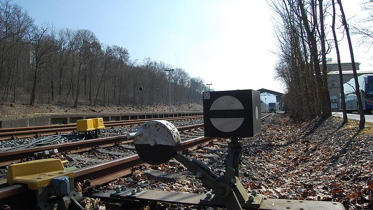 Am Bahnhof hinter den Gleisen soll ein Wohnbauprojekt entstehen.