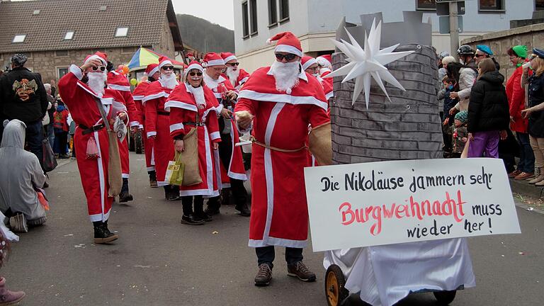 Ohne Burgweihnacht wird ihr 'Gepäck' immer schwerer: Die Nikoläuse aus der Wallburgstadt.
