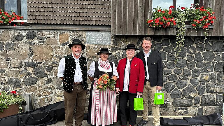 Roland Hahn (von links), Priska Kolbeck, Ingrid Schubert und Staatssekretär Sandro Kirchner beim Jubiläum an der Kissinger Hütte. - Roland Hahn (von links), Priska Kolbeck, Ingrid Schubert und Staatssekretär Sandro Kirchner beim Jubiläum an der Kissinger Hütte. Roland Hahn (von links), Priska Kolbeck, Ingrid Schubert und Staatssekretär Sandro Kirchner beim Jubiläum an der Kissinger Hütte. - Roland Hahn (von links), Priska Kolbeck, Ingrid Schubert und Staatssekretär Sandro Kirchner beim Jubiläum an der Kissinger Hütte.
