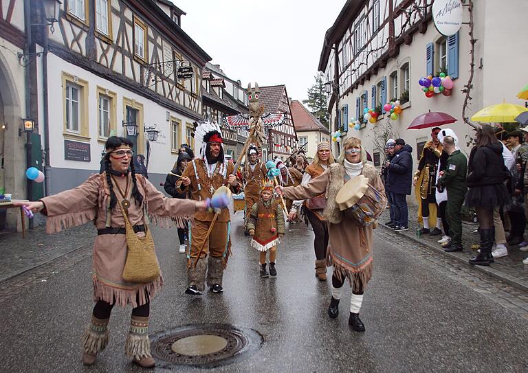 Kulturelle Aneignung? Diese Diskussion wurde beim Zeiler Fasenachtszug nicht geführt. Die Gruppe mit dem Marterpfahl war jedenfalls eine Augenweide.