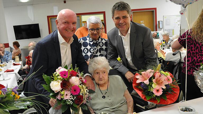 Martha Harms feierte ihren 105. Geburtstag. Zu den Gratulanten zählten (von links): Landrat Thomas Habermann, Qualitätsbeauftragte Kerstin Meisinger-Klemm und Bürgermeister Michael Kraus.