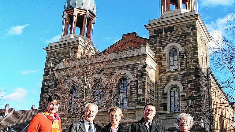 KT-Synagoge-3       -  Unterstützung für die Forschung: Im Dezember 2003 stellt der Kunsthistoriker Harald Knobling (Zweiter von rechts) sein Buch über die Synagoge &ndash; in Anwesenheit von OB Bernd Moser, Stadtarchivarin Doris Badel (Mitte) sowie Dagmar Voßkühler (links) und Gisela Bamberg vom Synagogen-Förderverein.