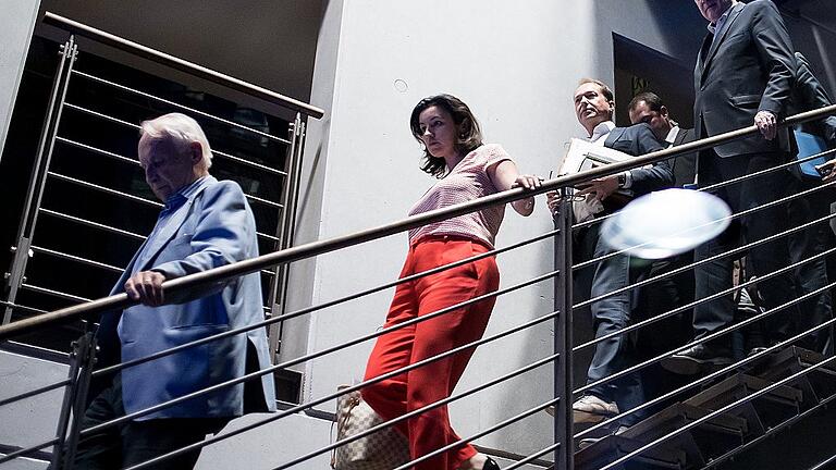 Asylstreit - Sondersitzung CSU-Vorstand       -  Der ehemalige Ministerpräsident Edmund Stoiber, Ministerin Dorothee Bär, Landesgruppenchef Alexander Dobrindt und Parteichef Horst Seehofer(v. links) gehörten zu dem Verhandlungsteam, das Kanzlerin Angela Merkel noch einen Kompromiss abtrotzte.