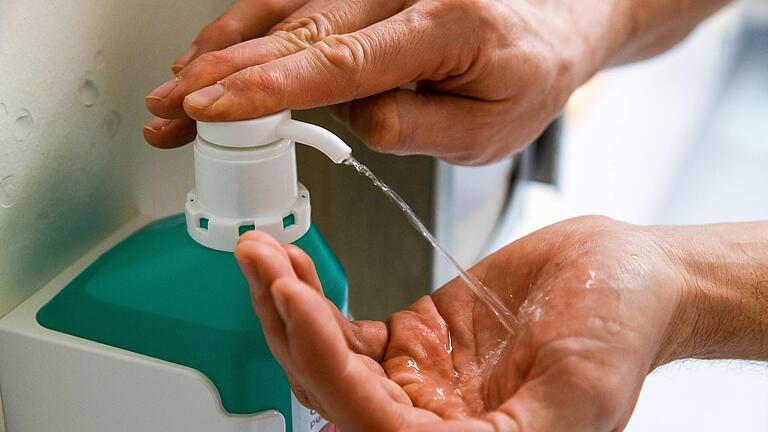 Schutz vor einer Ansteckung wie bei der Grippe: Die Fachleute empfehlen dringend häufiges Händewaschen oder Desinfizieren – wie hier in der Klinik. Schutz vor einer Ansteckung wie bei der Grippe: Die Fachleute empfehlen dringend häufiges Händewaschen oder Desinfizieren – wie hier in der Klinik. 