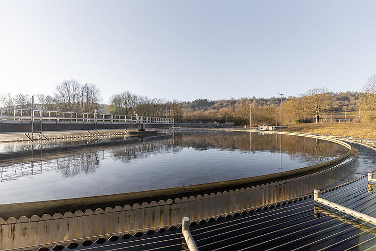 Das Nachklärbecken: Von hier aus wird das gereinigte Wasser in den Main geleitet. Das Nachklärbecken: Von hier aus wird das gereinigte Wasser in den Main geleitet.