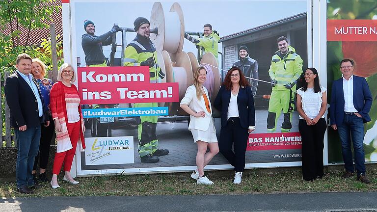 Im Bild (von links): Jürgen Weth (stellvertretender Kreishandwerksmeister), Brigitte Rapp (Geschäftsstellenleiterin) und Margit Rosentritt (Kreishandwerksmeisterin), die Gewinner Danica Ludwar, Sabine Ludwar sowie Monika Ruppe (IKK classic) und Christian Grobe (Mewa Textil-Management). Im Bild (von links): Jürgen Weth (stellvertretender Kreishandwerksmeister), Brigitte Rapp (Geschäftsstellenleiterin) und Margit Rosentritt (Kreishandwerksmeisterin), die Gewinner Danica Ludwar, Sabine Ludwar sowie Monika Ruppe (IKK classic) und Christian Grobe (Mewa Textil-Management).