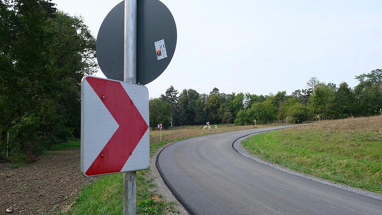 Die frisch asphaltierte Staatsstraße zwischen Lager Hammelburg und Gauaschach ist ab Montag, 9. September, wieder befahrbar.