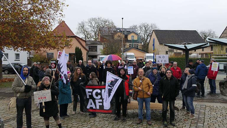 Insgesamt rund 100 Gegendemonstranten folgten dem Aufruf der 'Omas gegen Rechts', der AfD zu zeigen, dass sie nicht willkommen ist.