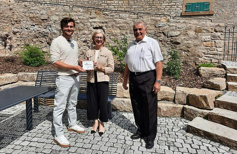 Das Schätzleinsgärtla ist der neue Platz in Obernbreit, wo man sich trifft und rastet. Entstanden ist es nach einem Abriss, wo früher Familie Schätzlein ein Haus hatte. Die Mit-Fianzierung durch das Regionalbudget dokumentiert das Schild, das Allianz-Manager Bastian Lange Bürgermeisterin Susanne Knof und Altbürgermeister Bernhard Brückner übergibt. Das Schätzleinsgärtla ist der neue Platz in Obernbreit, wo man sich trifft und rastet. Entstanden ist es nach einem Abriss, wo früher Familie Schätzlein ein Haus hatte. Die Mit-Fianzierung durch das Regionalbudget dokumentiert das Schild, das Allianz-Manager Bastian Lange Bürgermeisterin Susanne Knof und Altbürgermeister Bernhard Brückner übergibt.