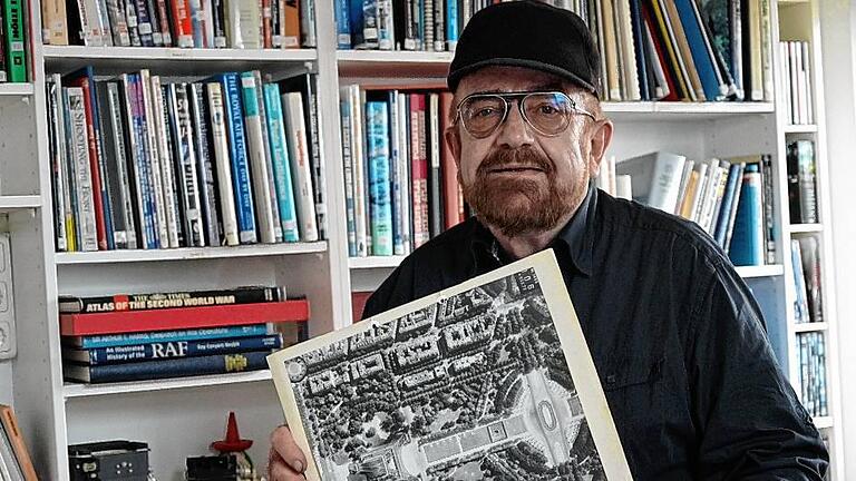 Er hatte die Idee zur Gründung der Luftbilddatenbank: Seniorchef Hans-Georg Carls mit einer Luftaufnahme Paris.. Er hatte die Idee zur Gründung der Luftbilddatenbank: Seniorchef Hans-Georg Carls mit einer Luftaufnahme Paris..
