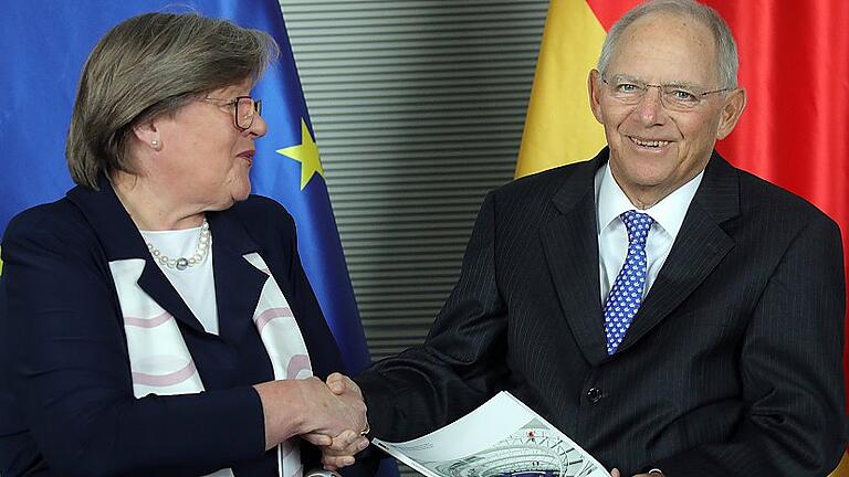 Bundesdatenschutzbeauftragte Voßhoff stellt Tätigkeitsbericht v - Bundesdatenschutzbeauftragte Andrea Voßhoff stellte am Mittwoch im Reichstagsgebäude den Tätigkeitsbericht für die Informationsfreiheit 2016/17 vor und überreichte Bundestagspräsident Wolfgang Schäuble (CDU) ein Exemplar. Bundesdatenschutzbeauftragte Voßhoff stellt Tätigkeitsbericht v - Bundesdatenschutzbeauftragte Andrea Voßhoff stellte am Mittwoch im Reichstagsgebäude den Tätigkeitsbericht für die Informationsfreiheit 2016/17 vor und überreichte Bundestagspräsident Wolfgang Schäuble (CDU) ein Exemplar.