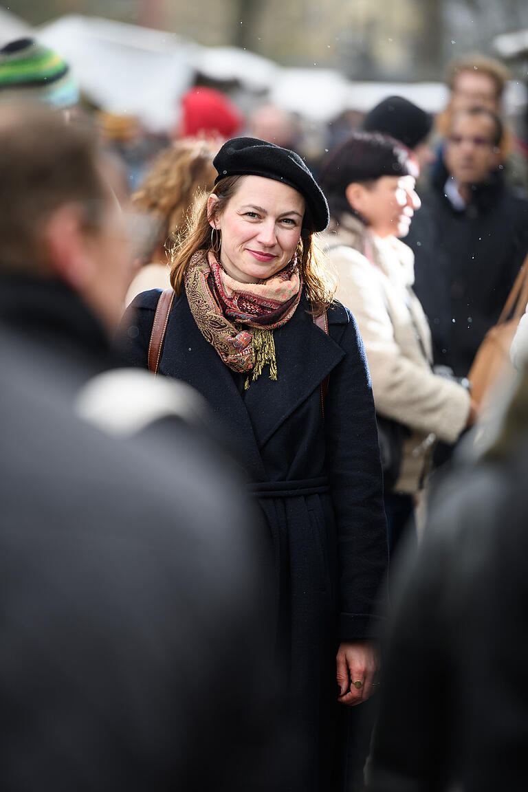 Die Krankenschwester Jaqueline Zschunke besucht den Flohmarkt im Mauerpark am Prenzlauer Berg in Berlin. Die Krankenschwester Jaqueline Zschunke besucht den Flohmarkt im Mauerpark am Prenzlauer Berg in Berlin.