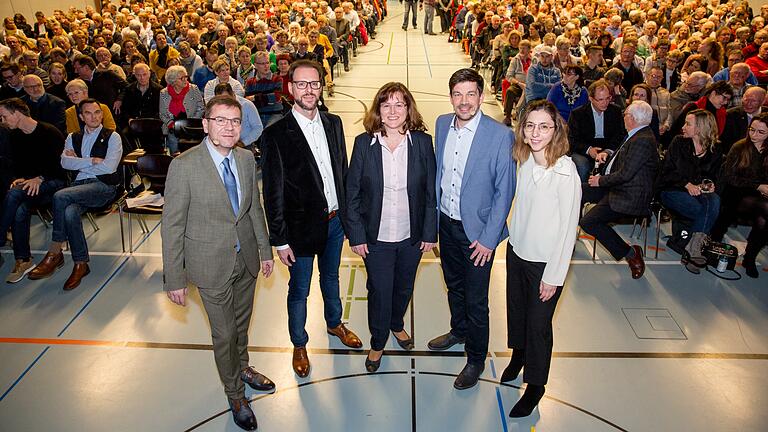 Wahlarena in der Mainlandhalle in Höchberg: Die Main-Post-Redakteure Torsten Schleicher (links) und Julia Back (rechts) fühlten den Kandidaten (von links) Sven Winzenhörlein, Sarah Braunreuther und Alexander Knahn auf den Zahn. Wahlarena in der Mainlandhalle in Höchberg: Die Main-Post-Redakteure Torsten Schleicher (links) und Julia Back (rechts) fühlten den Kandidaten (von links) Sven Winzenhörlein, Sarah Braunreuther und Alexander Knahn auf den Zahn. 