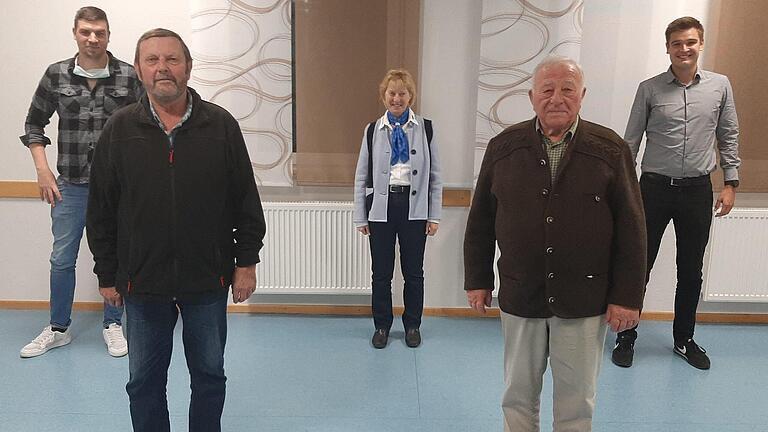 Coronakonformes Ehrungsbild bei der DJK Windheim: im Vordergrund (von links) Winfried Hein, der seit 50 Jahren zur DJK gehört, und Berthold Bötsch, seit 65 Jahre dabei, im Hintergrund der Vorsitzende Organisation, Cedrik Seeliger, die stellvertretende DJK-Diözesanvorsitzende Karin Müller und der neu gewählte Vorsitzende Wirtschaft, Julian Beck.Thomas Reuß - Coronakonformes Ehrungsbild bei der DJK Windheim: im Vordergrund (von links) Winfried Hein, der seit 50 Jahren zur DJK gehört, und Berthold Bötsch, seit 65 Jahre dabei, im Hintergrund der Vorsitzende Organisation, Cedrik Seeliger, die stellvertretende DJK-Diözesanvorsitzende Karin Müller und der neu gewählte Vorsitzende Wirtschaft, Julian Beck.Thomas Reuß Coronakonformes Ehrungsbild bei der DJK Windheim: im Vordergrund (von links) Winfried Hein, der seit 50 Jahren zur DJK gehört, und Berthold Bötsch, seit 65 Jahre dabei, im Hintergrund der Vorsitzende Organisation, Cedrik Seeliger, die stellvertretende DJK-Diözesanvorsitzende Karin Müller und der neu gewählte Vorsitzende Wirtschaft, Julian Beck.Thomas Reuß - Coronakonformes Ehrungsbild bei der DJK Windheim: im Vordergrund (von links) Winfried Hein, der seit 50 Jahren zur DJK gehört, und Berthold Bötsch, seit 65 Jahre dabei, im Hintergrund der Vorsitzende Organisation, Cedrik Seeliger, die stellvertretende DJK-Diözesanvorsitzende Karin Müller und der neu gewählte Vorsitzende Wirtschaft, Julian Beck.Thomas Reuß