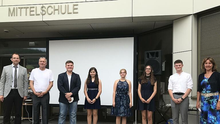 Die Jahrgangsbesten der Abschlussklasse 10 wurden ausgezeichnet: (von links) Michael Heyne (Rektor), Harald Sommer (Klassenlehrer), Jonathan Ullrich, Antonia Weigand, Sophia Schäfer, Tamara Brand, Moritz Ritter (es fehlt Ariana Ginju) und Dagmar Hüfner (Klassenlehrerin). Foto: Juliane Leimbach       -  Die Jahrgangsbesten der Abschlussklasse 10 wurden ausgezeichnet: (von links) Michael Heyne (Rektor), Harald Sommer (Klassenlehrer), Jonathan Ullrich, Antonia Weigand, Sophia Schäfer, Tamara Brand, Moritz Ritter (es fehlt Ariana Ginju) und Dagmar Hüfner (Klassenlehrerin). Foto: Juliane Leimbach